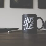 Tasse en céramique imprimée Hustle en noir et blanc sur la table